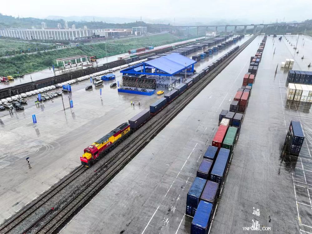 中老鐵路（攀枝花—萬(wàn)象） 國(guó)際貨運(yùn)列車(chē)實(shí)現(xiàn)雙向循環(huán)整列